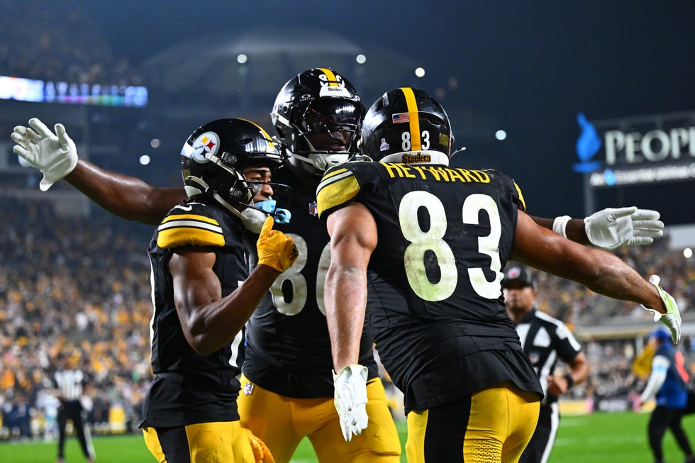 PITTSBURGH, PENNSYLVANIA - OCTOBER 06: Connor Heyward #83 of the Pittsburgh Steelers celebrates a touchdown during the third quarter against the Dallas Cowboys at Acrisure Stadium on October 06, 2024 in Pittsburgh, Pennsylvania. (Photo by Joe Sargent/Getty Images)