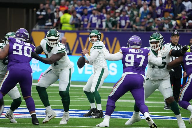 Oct 6, 2024; London, United Kingdom; New York Jets quarterback Aaron Rodgers (8) throws the ball against the Minnesota Vikings in the first half at Tottenham Hotspur Stadium. Mandatory Credit: Kirby Lee-Imagn Images