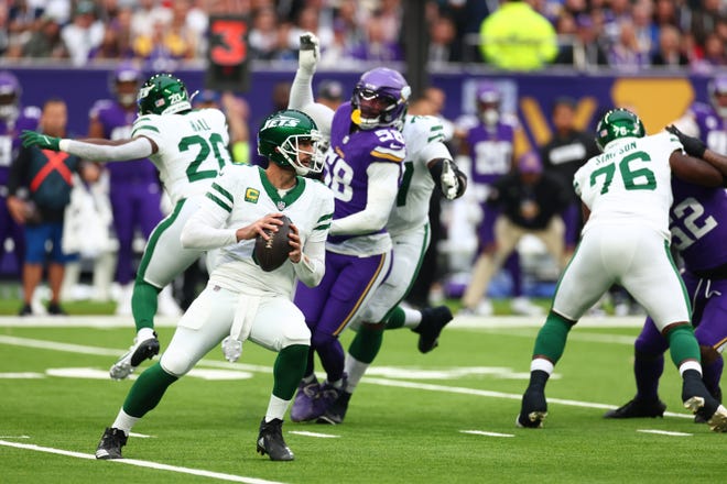 Oct 6, 2024; Tottenham, ENG; Minnesota New York Jets Quarterback Aaron Rodgers (8) hands the ball over to in the 1st Quarter against Minnesota Vikings at Tottenham Hotspur Stadium. Mandatory Credit: Shaun Brooks-Imagn Images