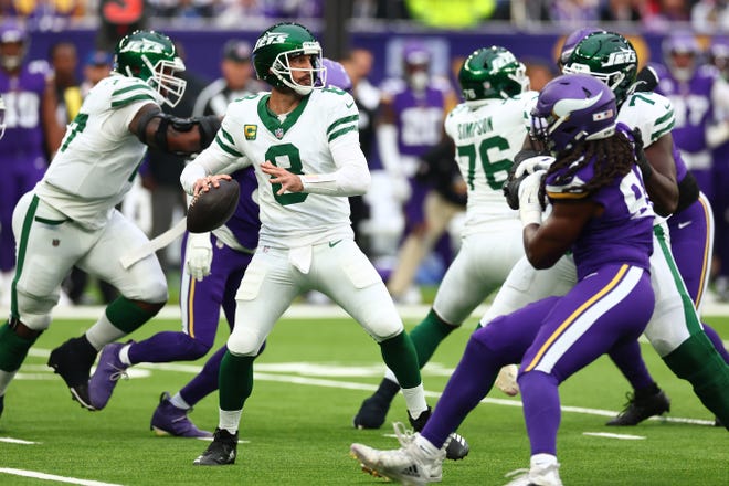 Oct 6, 2024; Tottenham, ENG; Minnesota New York Jets Quarterback Aaron Rodgers (8) hands the ball over to in the 1st Quarter against Minnesota Vikings at Tottenham Hotspur Stadium. Mandatory Credit: Shaun Brooks-Imagn Images