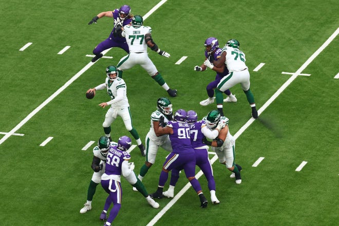 Oct 6, 2024; Tottenham, ENG; New York Jets Quarterback Aaron Rodgers (8) throws a pass in the 1st Quarter against Minnesota Vikings at Tottenham Hotspur Stadium. Mandatory Credit: Shaun Brooks-Imagn Images