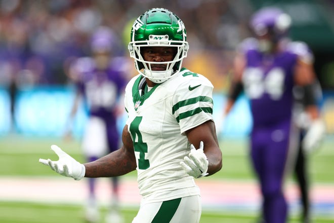 Oct 6, 2024; Tottenham, ENG; New York Jets Defensive Back D.J. Reed (4) complains about a foul in the 2nd Quarter against Minnesota Vikings at Tottenham Hotspur Stadium. Mandatory Credit: Shaun Brooks-Imagn Images