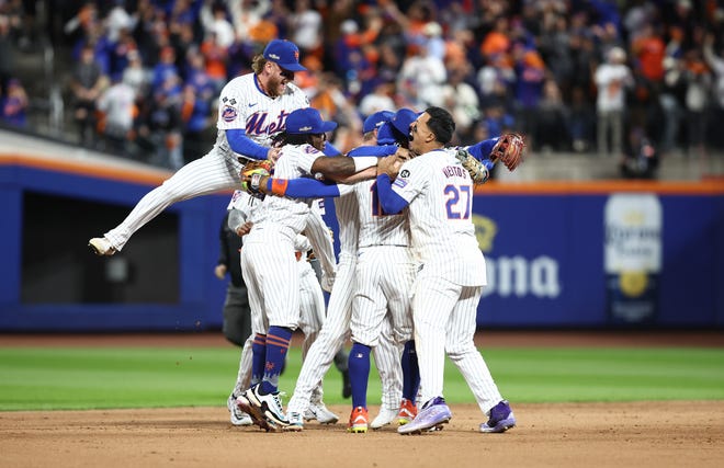 Mets players celebrate after the Game 4 win.