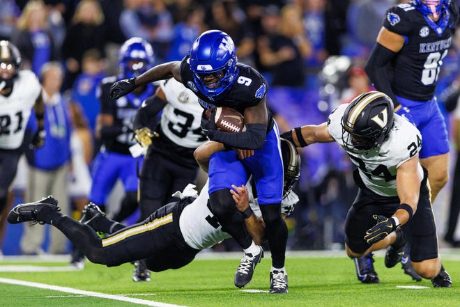 Oct 12, 2024; Lexington, Kentucky, USA; Kentucky Wildcats wide receiver Ja'Mori Maclin (9) runs the ball against the Vanderbilt Commodores during the second quarter at Kroger Field. Mandatory Credit: Jordan Prather-Imagn Images