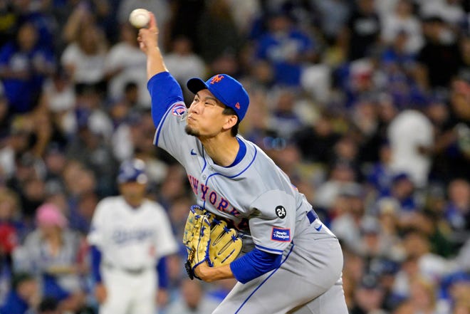 New York Mets pitcher Kodai Senga (34) pitches in the seventh inning against the Los Angeles Dodgers during Game 6 of the NLCS for the 2024 MLB playoffs in Game 6 at Dodger Stadium.