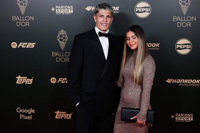 Alejandro Garnacho junto a su novia Eva Garcia, arribando a la gala del Balón de Oro