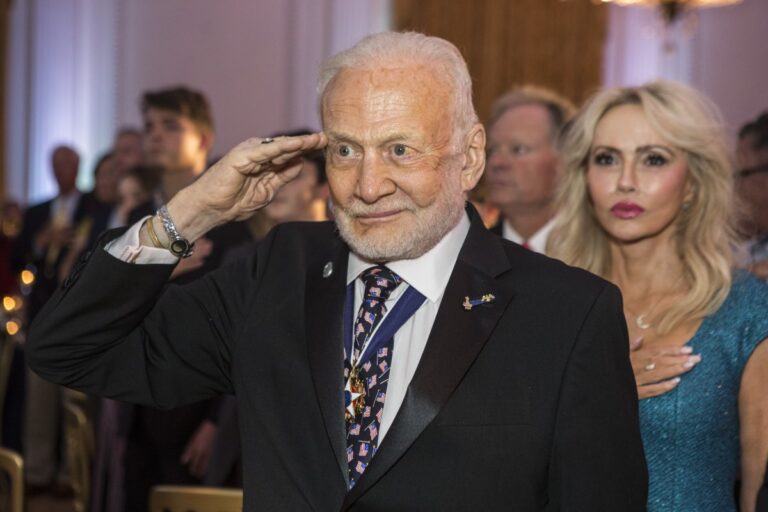 Buzz-Aldrin-Endorses-Donald-Trump.jpg