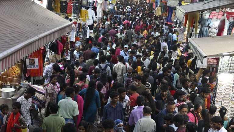 PEOPLE_THRONG_DEEPAWALI_FESTIVAL.jpg