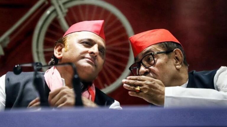 Samajwadi-Party-SP-president-Akhilesh-Yadav-with_1729512238788_1729512588945.jpg