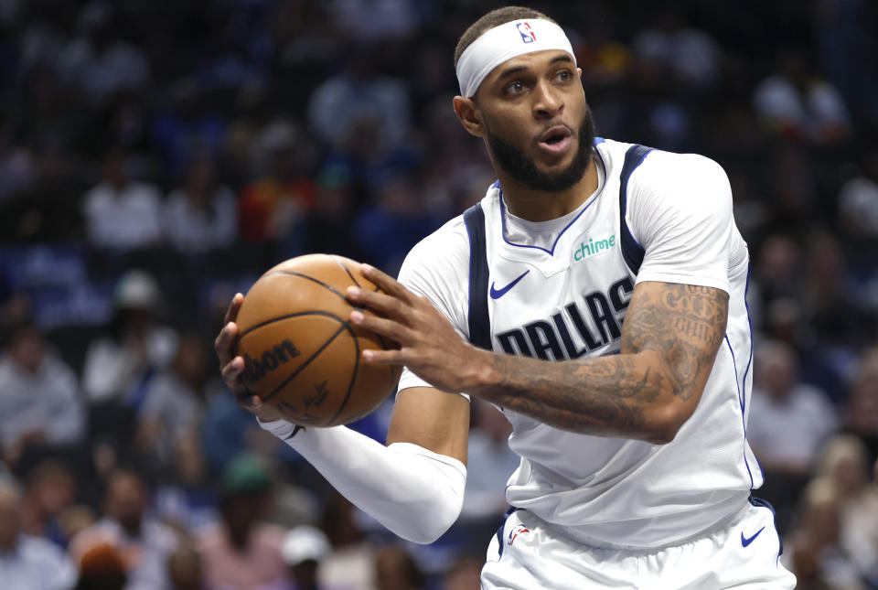 DALLAS, TX -OCTOBER 17: Daniel Gafford #21 of the Dallas Mavericks looks to pass against the Milwaukee Bucks in the first half of an NBA pre-season game at American Airlines Center on October 17, 2024 in Dallas, Texas. NOTE TO USER: User expressly acknowledges and agrees that, by downloading and or using this photograph, User is consenting to the terms and conditions of the Getty Images License Agreement. (Photo by Ron Jenkins/Getty Images)