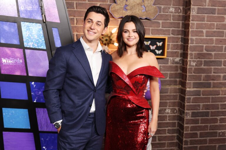 Selena-Gomez-David-Henrie-say-Wizards-Beyond-Waverly-Place-is.jpg