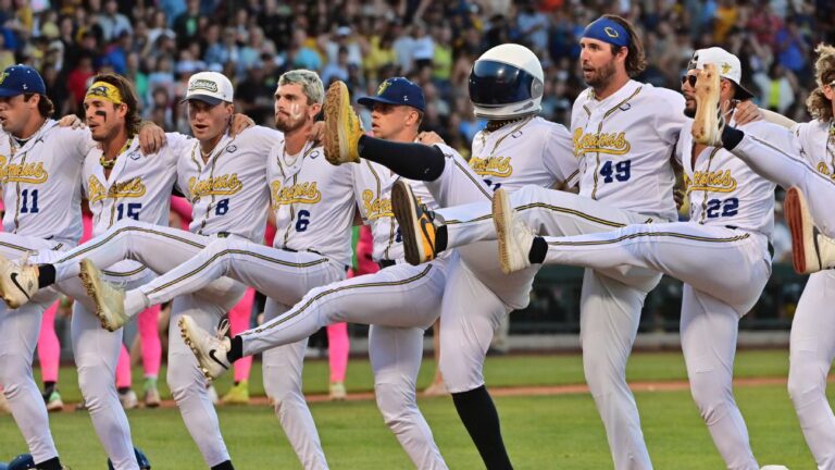 Unconventional-baseball-team-Savannah-Bananas-to-visit-Guaranteed-Rate-Field.jpg