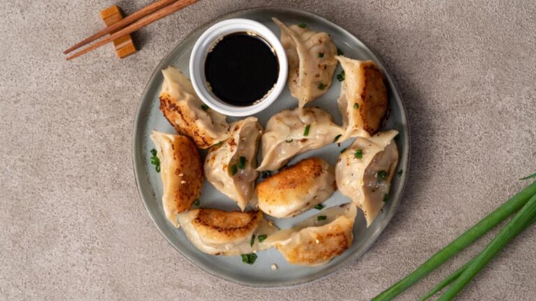 a87vfc6o_chicken-panfried-momos_625x300_28_June_23.jpg