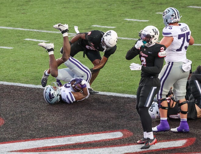 Kansas State running back DJ Giddens (31) scores on a 2-yard run in the second quarter against Houston on Saturday at TDECU Stadium in Houston.