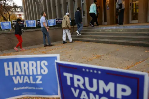 Quinn Glabicki/REUTERS People line up to cast their votes in the 2024 presidential election on Election Day, at Pittsburgh Manchester School in Pittsburgh, Pennsylvania, 5 November 2024 