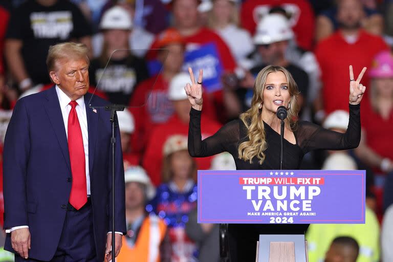 El expresidente estadounidense y candidato presidencial republicano Donald Trump escucha a la comentarista y personalidad de los medios estadounidenses Megyn Kelly hablar durante un mitin de campaña en el PPG Paints Arena en Pittsburgh, Pensilvania, el 4 de noviembre de 2024