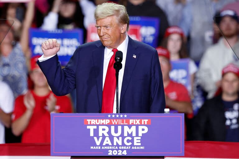 El expresidente estadounidense y candidato presidencial republicano Donald Trump habla en su último mitin de campaña en el Van Andel Arena en Grand Rapids, Michigan, el 5 de noviembre de 2024