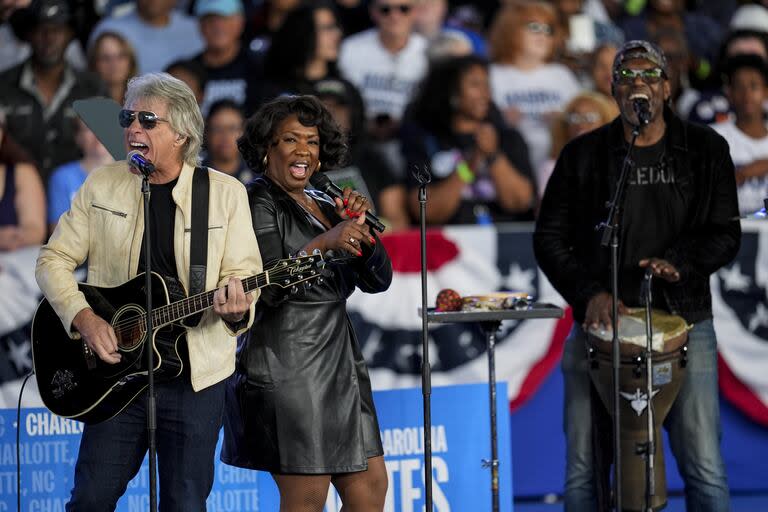 Jon Bon Jovi actúa con Tanya Trotter, de The War and Treaty, durante un mitin de campaña de la candidata presidencial demócrata a la vicepresidencia, Kamala Harris, el sábado 2 de noviembre de 2024, en el PNC Music Pavilion en Charlotte, Carolina del Norte 