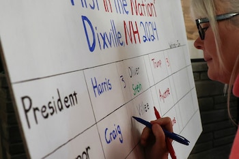 Una mujer escribe en un tablero que muestra los recuentos de votos durante las elecciones presidenciales estadounidenses de 2024 el día de las elecciones en Dixville Notch, New Hampshire, EE. UU., el 5 de noviembre de 2024. REUTERS/Reba Saldanha
