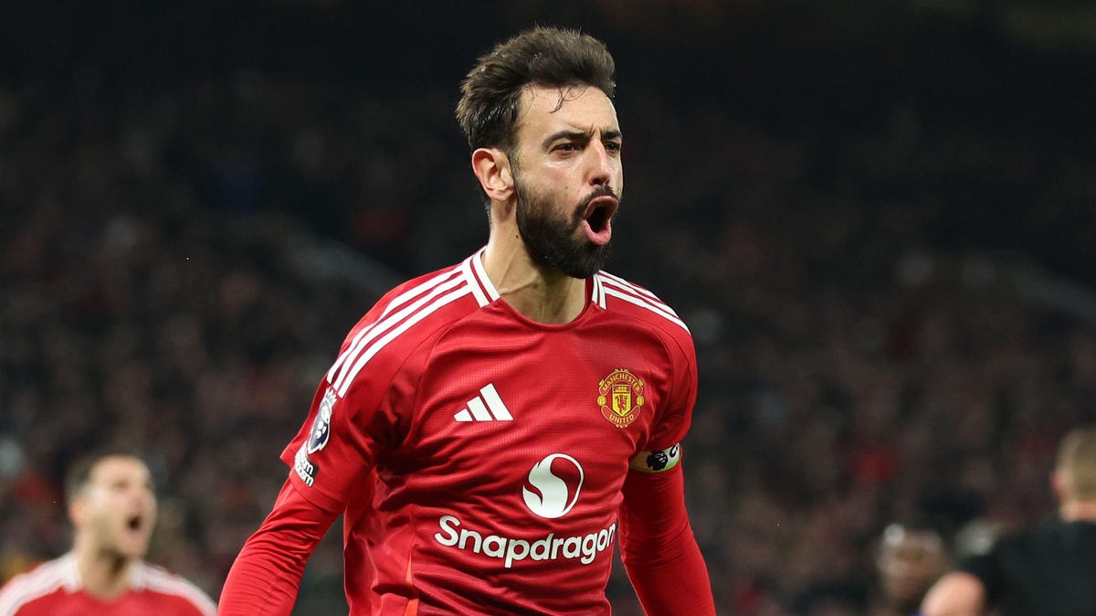 Bruno Fernandes of Manchester United celebrating, shouting.