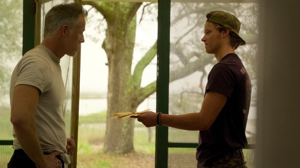 Gary Weeks as Luke, Rudy Pankow as JJ in episode 405 of Outer Banks. (Credit: Netflix)