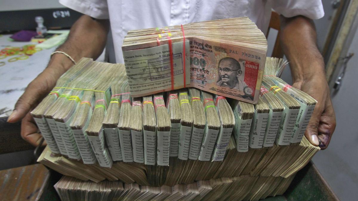 2013-08-22T113113Z_1460024700_GM1E98M1I4Y01_RTRMADP_3_MARKETS-INDIA-RUPEE.JPG