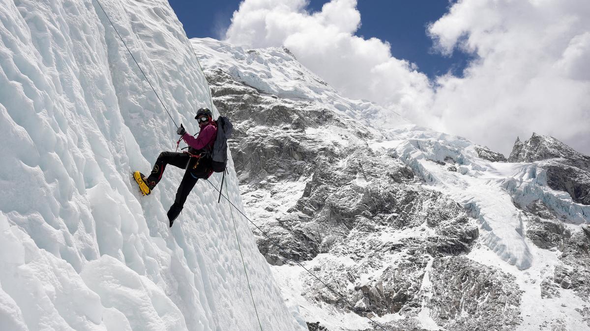 2025-04-28T092827Z_2098903904_RC26YDAQHZX9_RTRMADP_3_NEPAL-EVEREST.JPG