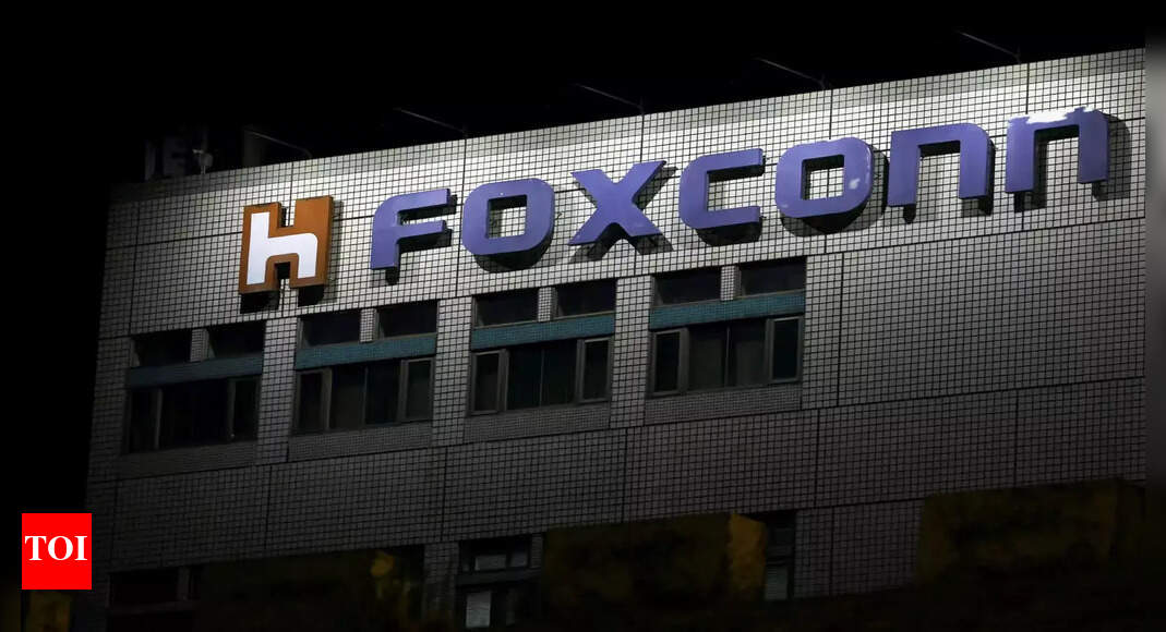 Foxconn-is-no-longer-Apples-iPhone-factory-floor-it-is.jpg