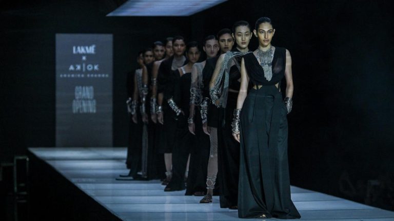 LakmeCC8420x20AKOK20Unveil20E28098Silver20CollarE2809920at20FDCI20x20LakmeCC8420.jpeg