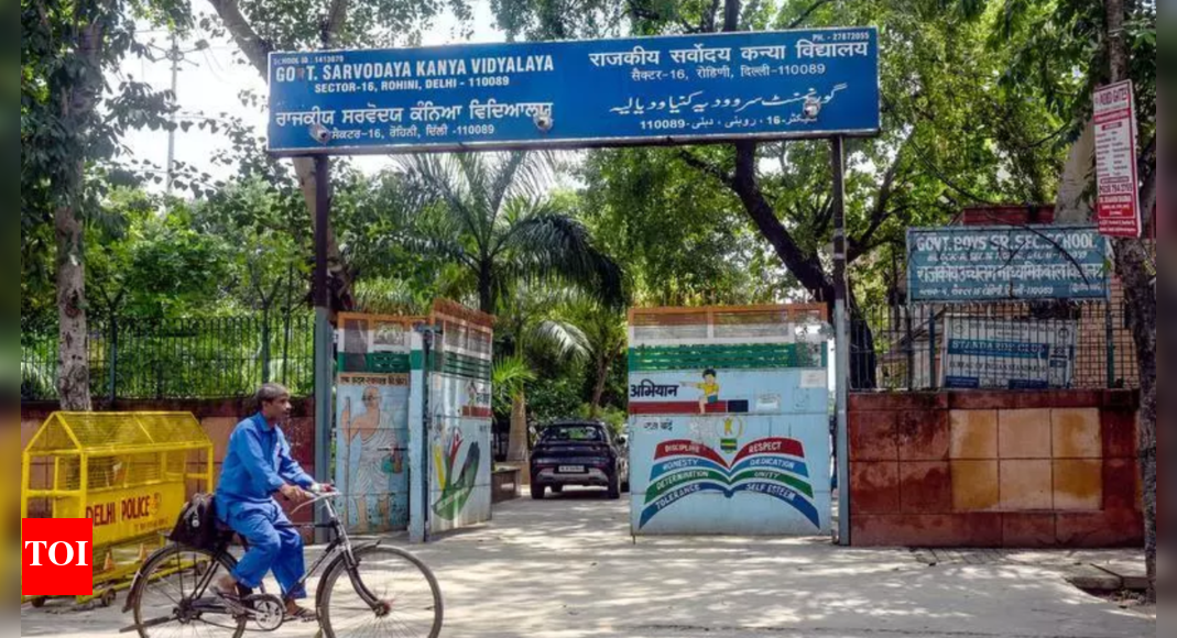 Rohini-MCD-Worker-Assaulted-MCD-workers-assaulted-dog-catching-van-vandalised.jpg
